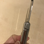 フランス料理 タンモア - 蜂かな？っていうから、セミじゃない？って言ってたら、ホール担当のお兄さんに蜂ですねと。フランス皇帝が、マントの生地に蜂の刺繍を入れてて、蜂は崇高な存在なんだとか？それをナイフ職人が自分のナイフに蜂を入れていいか聞いてOKしてくれた由っていう緒正しきナイフらしいよ