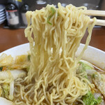 彩華ラーメン - 麺リフトあっぷ♫ヽ(゜∇゜ヽ)♪