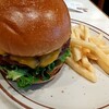 J.S. BURGERS CAFE - J.S.バーガー1628円、ポテト付きます。平日の昼はセルフのサラダが食べ放題