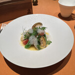 モノリス - ❼平目とホタテのムース、アサリ、マスカットのソース。