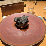 モノリス - ❻新玉ねぎのロースト、フォアグラのポワレ、黒トリュフ、ペリグーソース。