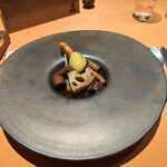 モノリス - ❾モモ肉のポトフ仕立て。
      牛蒡、人参、カブ、蓮根、芽キャベツ。