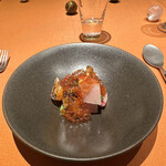 モノリス - ❹ブリのカルパッチョ、コンソメジュレ、菊の花、菜の花、焼きミカン、イクラ、柚。