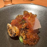 モノリス - ブリのカルパッチョ、コンソメジュレ、菊の花、菜の花、焼きミカン、イクラ、柚。