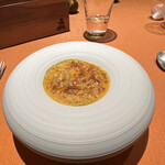 モノリス - ❺焼き白子、小松菜のスープ、カレー風味のサヴァイヨンソースのグラタン仕立て。