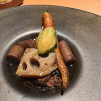 モノリス - モモ肉のポトフ仕立て。
                      牛蒡、人参、カブ、蓮根、芽キャベツ。