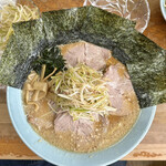 東港ラーメンショップ - ネギミソチャーシュー中にネギ合え板のり5枚トッピング後