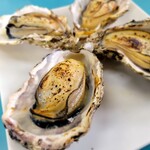 佐久間海産商会 - 卓上に醤油・レモン有り