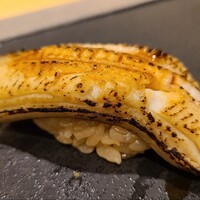 鮨 稲穂 - ⑭炙り蒸し穴子(長崎県対馬列島産)
                    産卵期は初夏～初秋、旬は夏～秋
                    穴子も旬を迎え、脂がのってます
                    軟らかな白焼き穴子に軽めに煮ツメを塗って提供、脂の旨みを程好く感じます