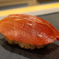 鮨 稲穂 - ⑧インド鮪(正式名:南鮪、南アフリカケープタウン産)中トロ
                    鮪の脂は41℃から溶けるのだが、脂の溶け出しがやや硬く、小さな魚体の南下した本鮪中トロかと思ったら南鮪で驚く、良い南鮪だと思う