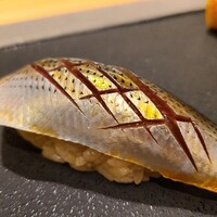 鮨 稲穂 - ③小鰭(熊本県天草産)
                      産卵期は春、小鰭の旬は夏、寿命3年
                      塩振りと〆具合、旨みと香りのバランスが難しい
                      臭みは無いが香りも弱い、丁寧な仕事ですが、旨みをギリギリまで引き出すピンポイントの手前かな？
