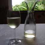 YAMA - ハウスワインの白ワインとデキャンタ