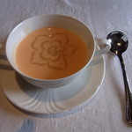 YAMA - パプリカの冷製スープ。模様はコンソメジュレで描いているようです