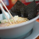 山岡家 - 海苔はスープと油を吸わせて飯を抱き込む