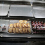 桜井菓子店 - 生クリームどら焼き＆ロールケーキ＆羊羹　上の棚にあんどーなつがあった？