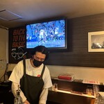 アート喫茶 フライ - NBAが永遠流れてるTVと店主のツバサくん