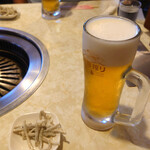 焼肉ハウスさんちく - ビールとセットのおつまみ