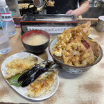 豊野丼 - 黄金丼¥1300、別皿沙魚天ぷら¥500、味噌汁¥100