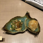 鶏飛人 瓢箪山本店 - お通し　鳥皮、金柑