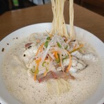 ラーメン おこじょ - とらふぐの味噌ラーメン麺リフト