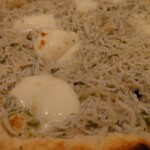 Pizzeria&Trattoria giggi - シラスのピザ アップ