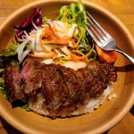 toukyousumidagawaburu-ingu - ステーキの焼き加減は良いです。ご飯にサラダが載っているのがあまり好みではないです