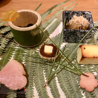 銀座ろくさん亭 - 右上子持ち昆布、右真ん中チーズ黄金焼、右下梅花蕪油香漬、左上黒豆、真ん中干し柿小袖、左下鴨ロース煮