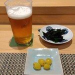 鮨 乃すけ  - 生ビール、ワカメ、揚げぎんなん