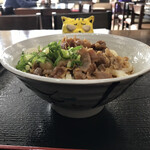 Kyuuman Udon - 肉ぶっかけうどん冷小　550円(税込)　※横からも