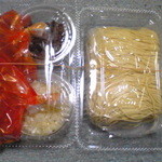 持ち帰り用の「たんたん麺」です。麺・スープ・ネギ・挽肉がセットになっています。自宅でお店の味が再現できます。一人前６３０円。写真は二人前です。