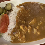 プー横丁 - チキンカレー  
            サラダ・ピクルスも一緒に盛られてきます