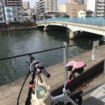 発酵×リゾットの店 リゾーラ - 木津川の向こう側にお店のblueの看板見えます.