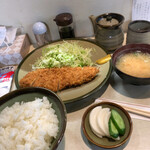 とんかつはま - キャベツは荒みじん。付け合わせ無し。豆腐の味噌汁。ワタクシ、豚汁じゃあないとんかつ屋は基本認めません。