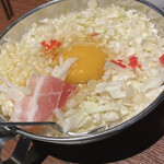 Okonomiyaki Yakisoba Fuugetsu - 豚肉を移し始めちゃって豚肉の数が少ないですが豚玉
                        紅生姜もツレが入れたんじゃないか！？