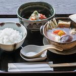和食 花の茶屋 - 手作り鶏つくねと有機野菜の旨味が出汁一杯に広がったお鍋。

ご飯、里芋の揚げ出し付き