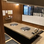 上野 板門店 - 掘りごたつ席（5名様以上、入口にロールカーテンあり）
