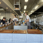 ヨコクラストアハウス - 丁寧に麺を盛り付けます。