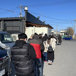 ヨコクラストアハウス - 祝日、開店前10:57。並びは30名ほど。これで着丼まで1時間19分。