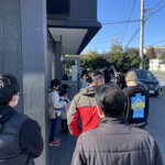 ヨコクラストアハウス - 祝日11:05。1回転目で入れず待ちます。