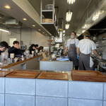 ヨコクラストアハウス - 渡された番号が呼ばれたらこちらに料理を取りに来ます。