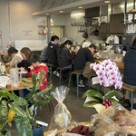 ヨコクラストアハウス - カウンターとテーブル席。16.7席。