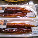 タカマル鮮魚店  - 1Fの売場 鰻蒲焼き1500円　　次回はお土産 ！GETします