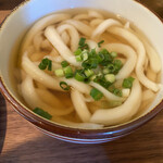 AKESORA - 2023.01  甘い出汁の手打ち讃岐うどん(*´-`)『プレートに乗っている、じゃこ天を入れても美味しいですよ♪』と教えてくれます♡