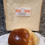 赤丸ベーカリー - 食パンとバターロール