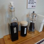 麺処 八貝 - 調味料たち