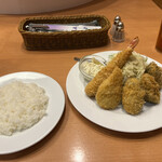 Shichijou - 牡蠣フライ3個、クリームコロッケ1個、海老フライ1尾、コールスロー、ライスを注文のメイン