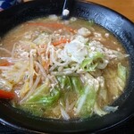 味処佐和 - 野菜タップリの味噌ラーメンである。上に掛かってる粉末は、、ニンニク粉？