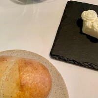 Synager - パンと発酵バター
                      ともに
                      自家製