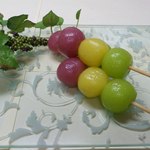 京菓子司　与楽 - 『フルーツ団子』 木いちご、パイナップル、青りんご味を果肉だけで自然な味を出しています。