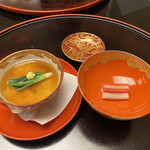 Akasaka Kikunoi - 猪口　赤飯蒸し　鼈甲飴掛け　紅白なます